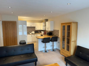 Modern, sleeps 5, parking, semi rural